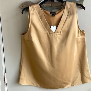 NWT Worthington blouse Large gold sleeveless V neck front & pleat  in backyard